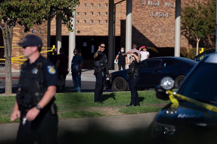 Archivo - Policía de Estados Unidos en una escuela de California tras un tiroteo