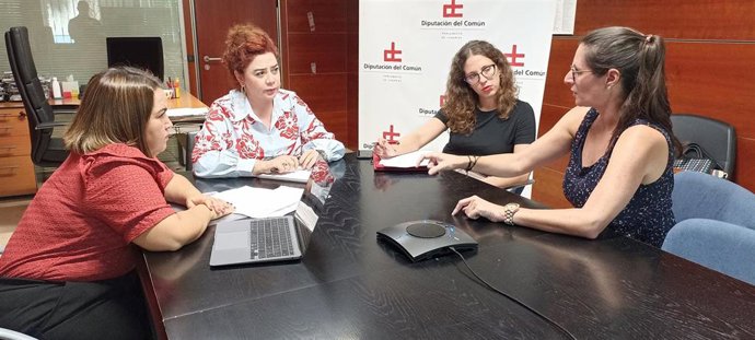 La adjunta de Igualdad de la Diputación del Común, Beatriz Barrera, en uan reunión con representantes de médicas afectadas por la suspensión de contratos por embarazo