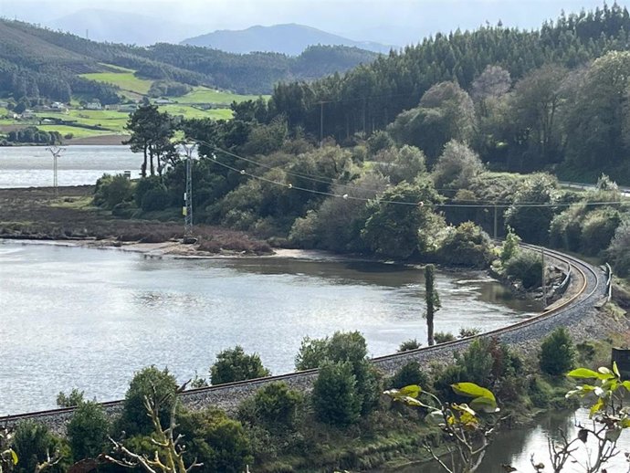 Señalización colocada en el tendido eléctrico de alta tensión situado en el río Eo (Ribadeo)