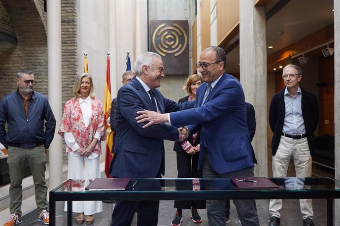 El presidente de las Cortes de Aragón, Javier Sada, y el consejero de Educación del Gobierno autonómico, Felipe Faci.