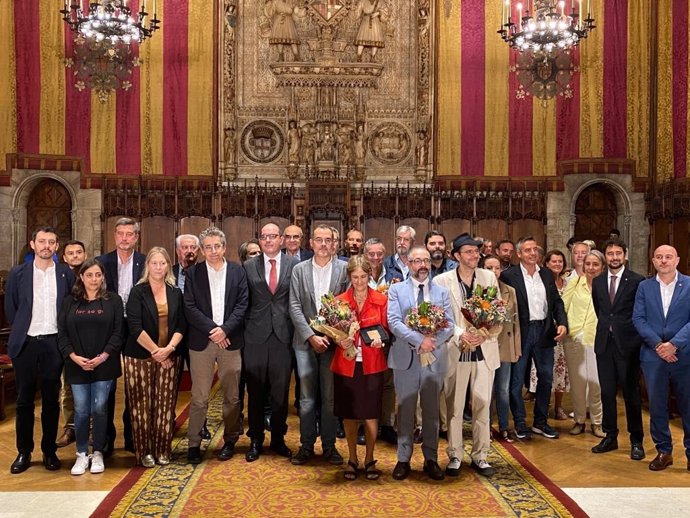Els Ramblistes d'Honor 2022 al costat del president d'Amics de la Rambla, membres del jurat i de la corporació municipal, en el Va salar de Cent de l'Ajuntament de Barcelona.