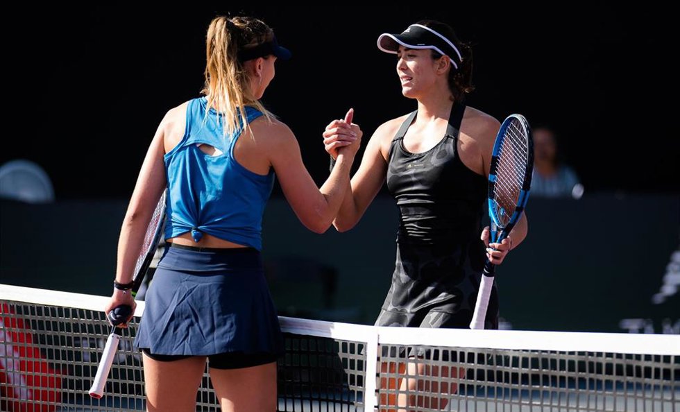 Archivo - Garbine Muguruza y Paula Badosa se saludan tras su partido en las Finales de la WTA de 2021