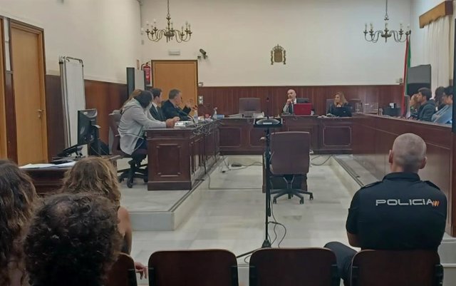 Imagen del juicio contra el acusado de decapitar a un hombre en Huelva.