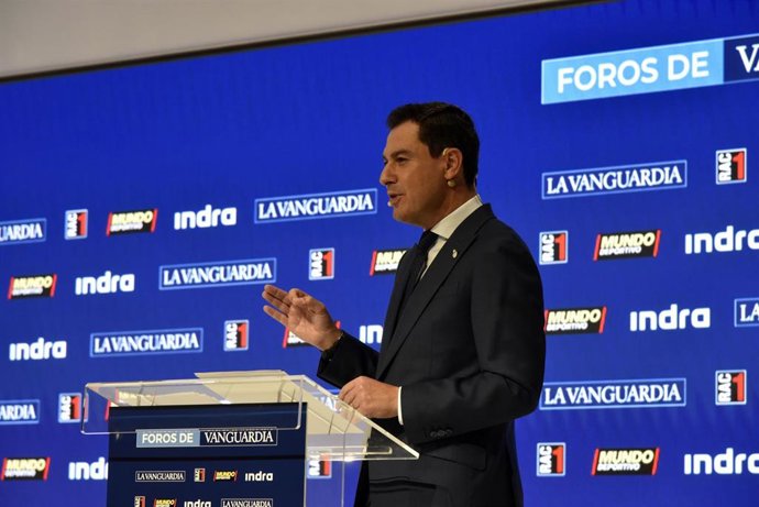 El presidente de la Junta de Andalucía, Juan Manuel Moreno Bonilla, interviene en el foro 'Andalucía, un nuevo liderazgo' de La Vanguardia en el auditorio MGS, a 24 de octubre de 2022, en Barcelona, Catalunya (España). En el foro 'Andalucía, un nuevo li