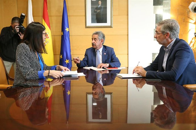 El presidente de Cantabria, Miguel Ángel Revilla, recibe a la alcaldesa de Santander, Gema Igual