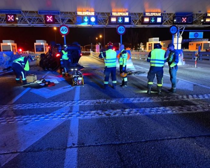 Bomberos Madrid rescatan a un hombre que había quedado atrapado en su vehículo tras volcar