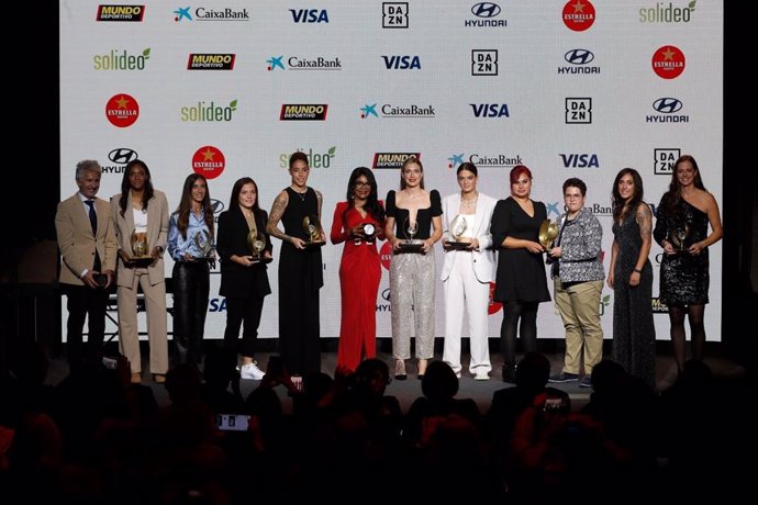 Foto de familia de las premiadas en la II Gala Femenina de Fútbol Europeo