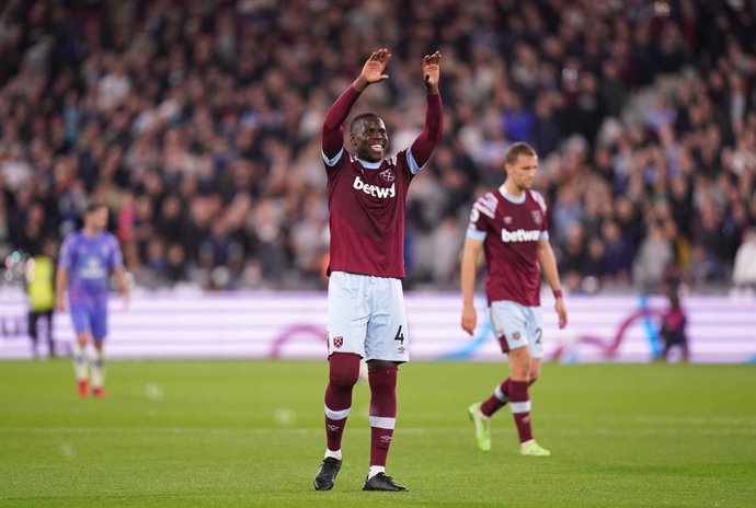24 October 2022, United Kingdom, London: West Ham United's Kurt Zouma celebrates scoring their side's first goal of the game during the English Premier League soccer match between West Ham United and Bournemouth at the London Stadium. Photo: Adam Davy/P
