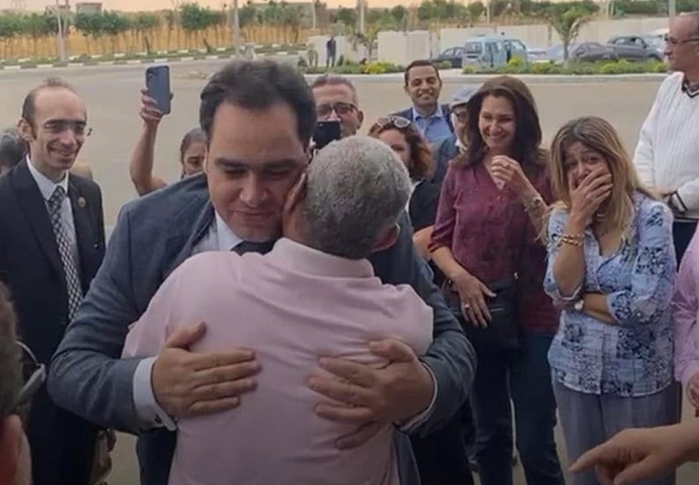 El opositor egipcio Ziad el Eleimy recién salido de la cárcel.