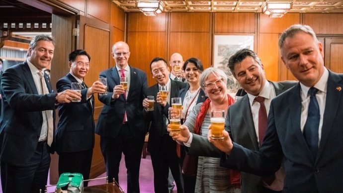 La delegación de parlamentarios alemanes con funcionarios del Ministerio de Exteriores de Taiwán