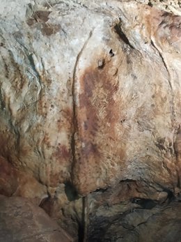 Manos un puntos pintados en la Cueva de Maltravieso de Cáceres hace 60.000 años