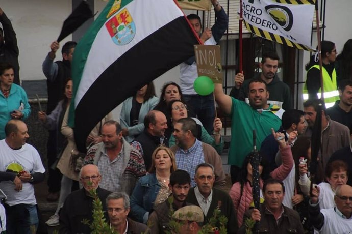 Manifestación contra el macrovertedero en Salvatierra de los Barros