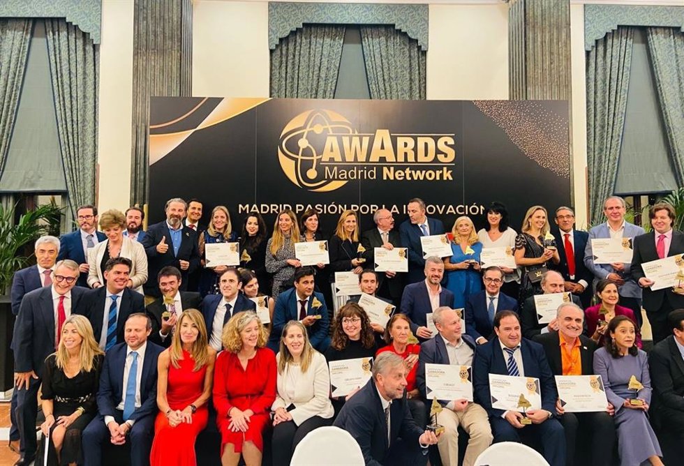 Foto de familia de los premiados en el Madrid Network Awards