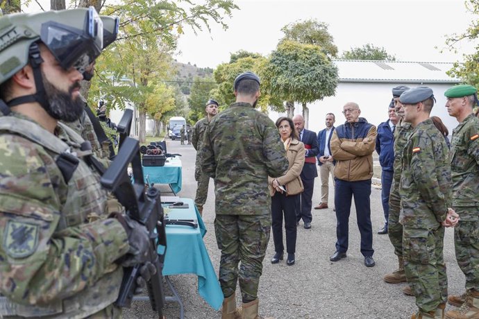 La ministra de Defensa, Margarita Robles, en una visita la Base Militar "El Empecinado" ( Santovenia de Pisuerga- Valladolid)