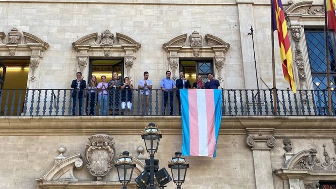 Cort cuelga en su balcón la bandera Trans como muestra de apoyo al colectivo