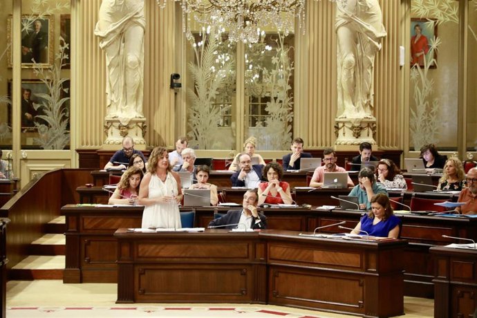 Archivo - La presidenta del Govern, Francina Armengol, en una imagen de archivo durante una sesión plenaria del Parlament balear.