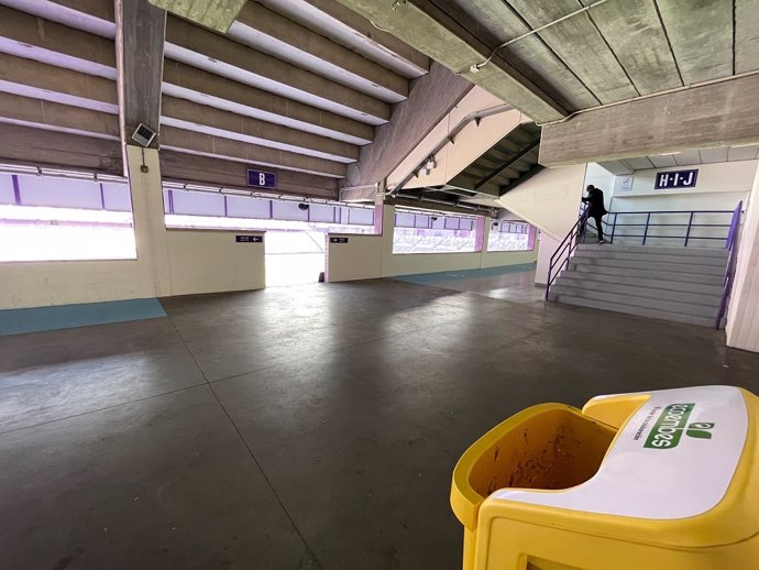 Archivo - Uno de los contenedores de reciclaje de Ecoembes en un estadio de fútbol.