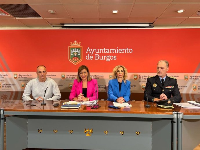 En el centro, las concejales de Personal y Seguridad Ciudadana, Nuria Barrio y Blanca Carpintero, respectivamente, junto a cargos de la Policía Local