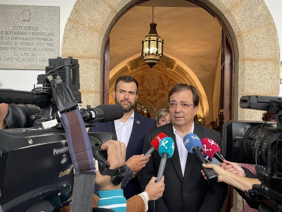 El presidente de la Junta de Extremadura, Guillermo Fernández Vara, atiende a los medios en Cáceres