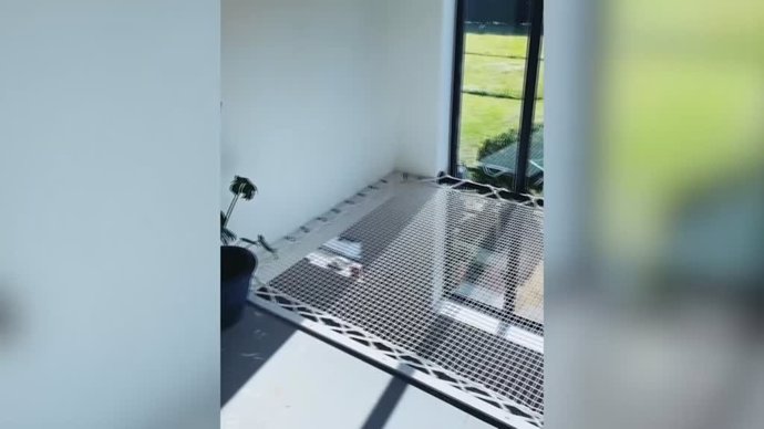 Esta mujer instala una red en un hueco de la casa para que sus hijos jueguen en ella