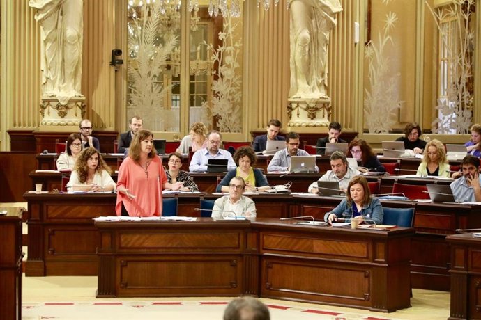La presidenta del Govern, Francina Armengol, durante un pleno del Parlament.