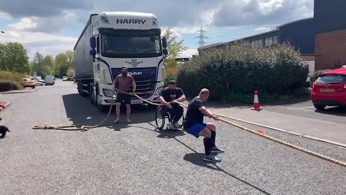 Este hombre discapacitado es increíblemente fuerte: puede tirar de un camión solo con sus brazos