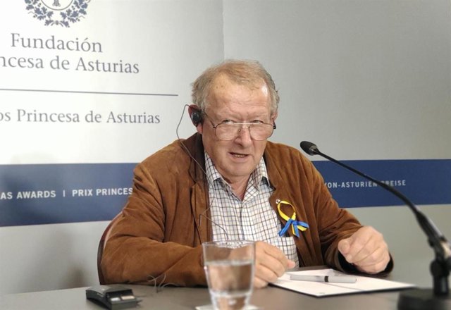 El historiador y periodista polaco Adam Michnik, galardonado con el Premio Princesa de Asturias de Comunicación y Humanidades, en rueda de prensa este martes en Oviedo.
