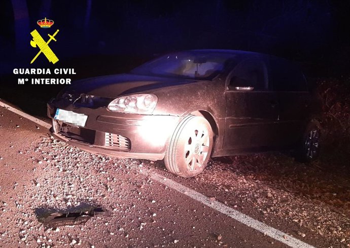 Vehículo siniestrado en una carretera del Alfoz de Burgos.