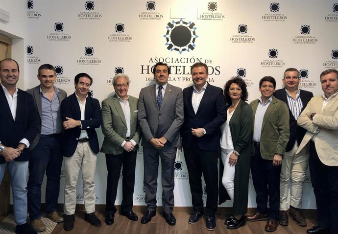 Álvaro Peregil, en el centro, con los miembros de su lista electoral.