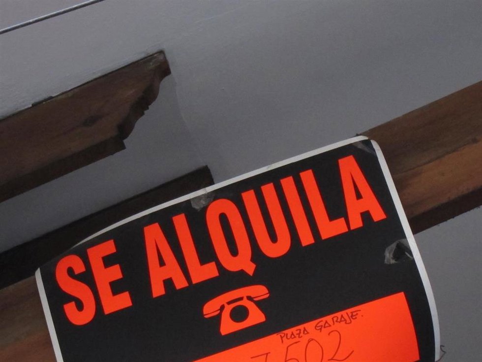 Archivo - Cartel de alquiler en una vivienda