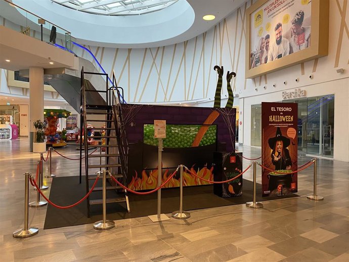 La marnita gigante que esconde los cheques regalos del centro comercial Río Shopping.