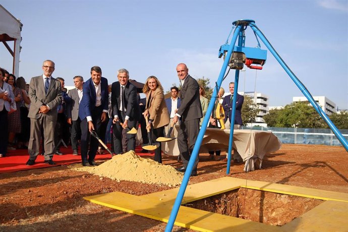 Muñoz, Carazo y Flores, entre otros, en un reciente acto de colocación de la primera piedra de una promoción en Hacienda El Rosario.