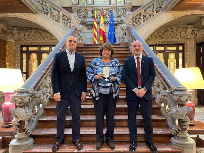 Sylvana Mestre recibe del presidente del CSD, José Manuel Franco, la Medalla de Plata del Mérito Deportivo ante el subdelegado del Gobierno en Barcelona, Carlos Prieto.