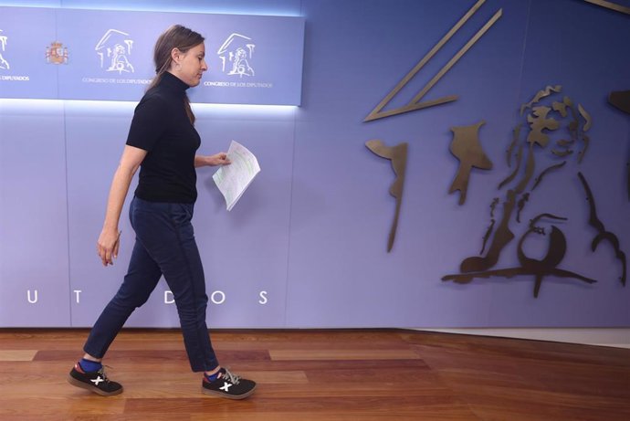 La portavoz de la CUP en el Congreso, Mireia Vehí, a su salida de una rueda de prensa