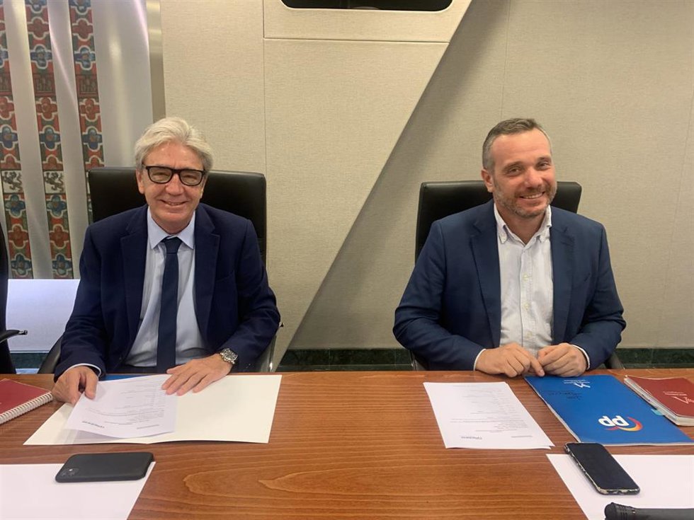Imagen del diputado del PP, Miguel Ángel Miralles, y el portavoz 'popular', Joaquín Segado