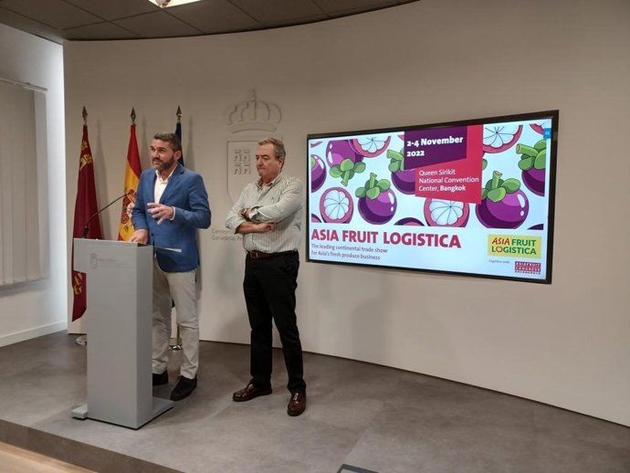 El consejero Antonio Luengo y el presidente de Apoexpa, Joaquín Gómez, durante la presentación de la presencia de la Región de Murcia en Asia Fruit Logistica