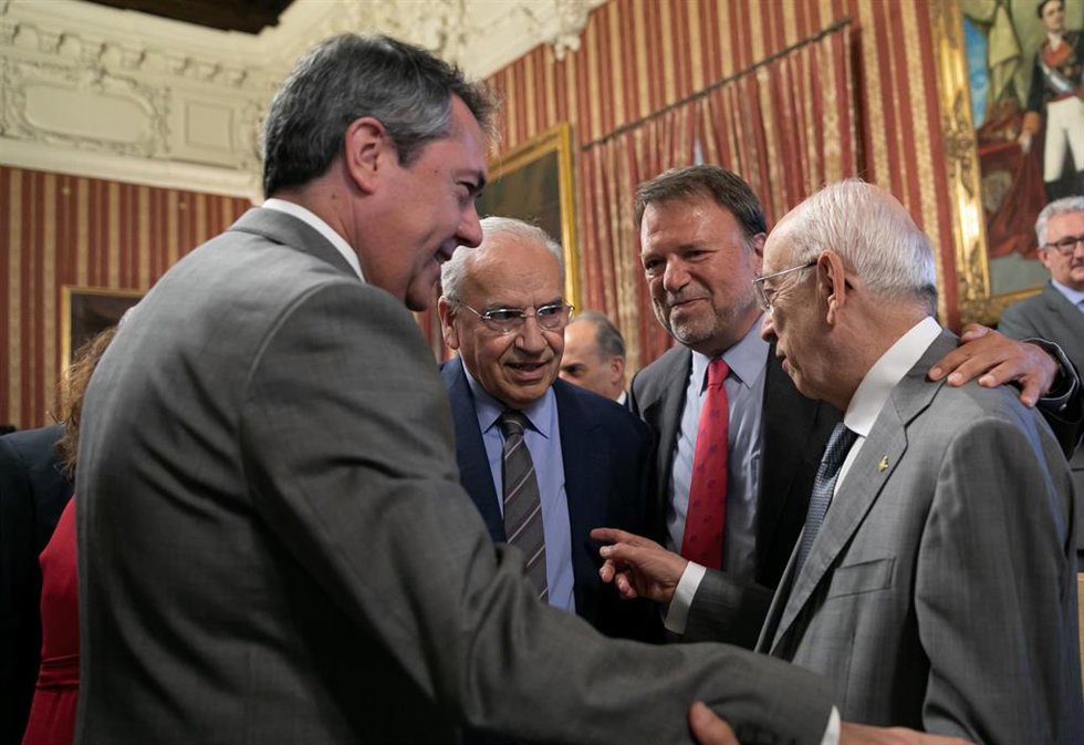 Archivo - El exalcalde de Sevilla, Juan Espadas (1i); el exvicepresidente del Gobierno, Alfonso Guerra (2i) y el exalcalde de Sevilla, Alfredo Sánchez Monteiserín (2d) en el pleno del ayuntamiento de Sevilla para la elección del alcalde. (Foto de archiv