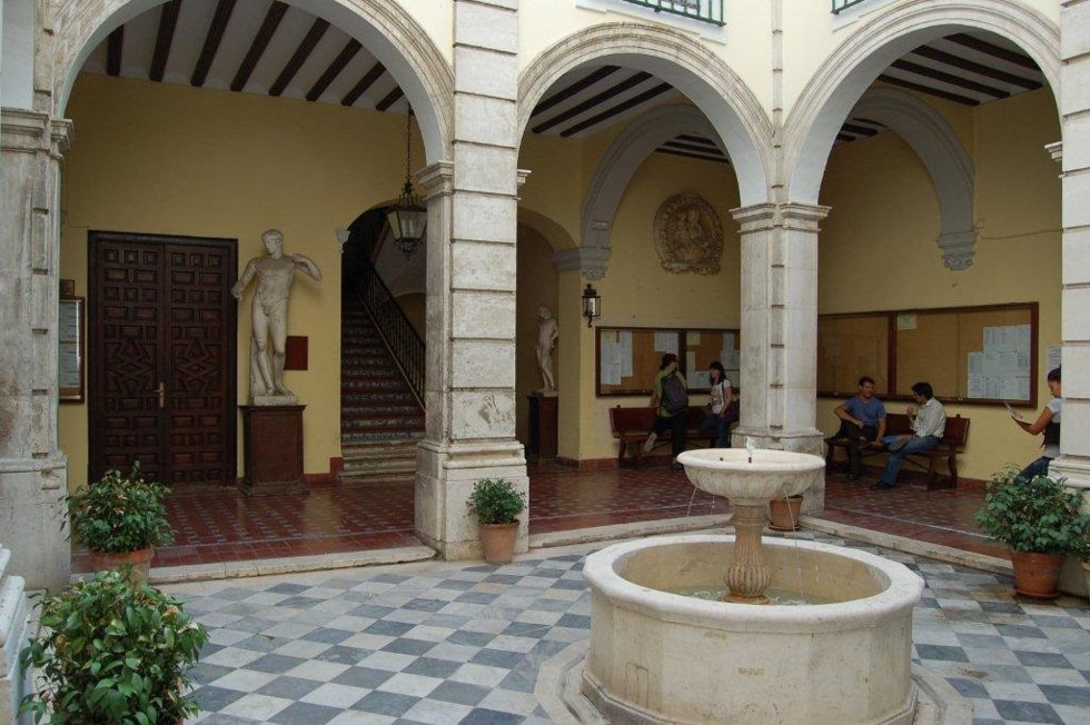 Patio de la Facultad de Geografía e Historia de la US.