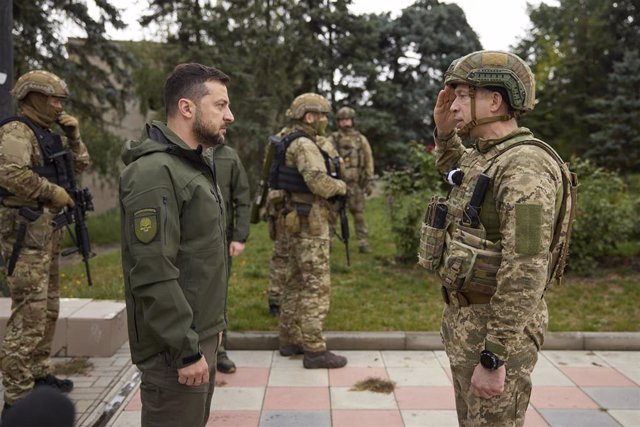 El presidente ucraniano, Volodimir Zelenski, saluda al comandante del Ejército, Oleksander Sirski.