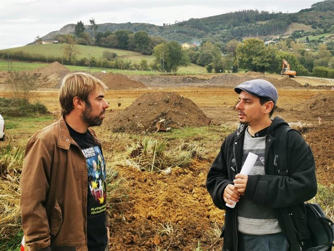 El diputado de Podemos Daniel Ripa junto al concejal de Somos Oviedo, Ignacio Fernández del Páramo, en La Florida.