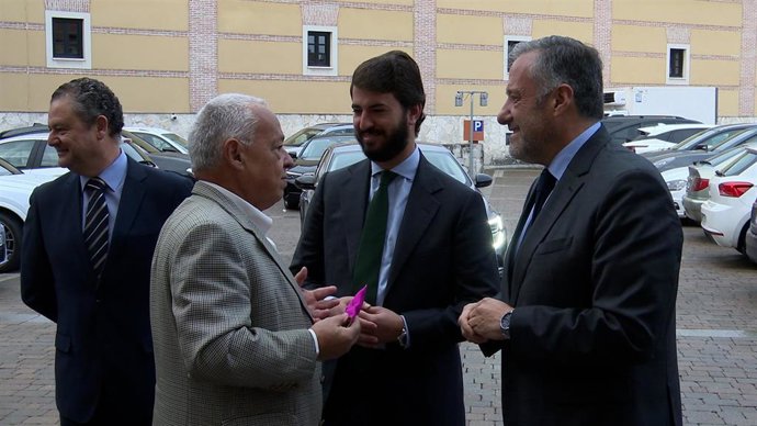 Gerardo Dueñas (i), Gonzalo Santonja, Juan García-Gallardo y Carlos Pollán, antes de la conferencia.