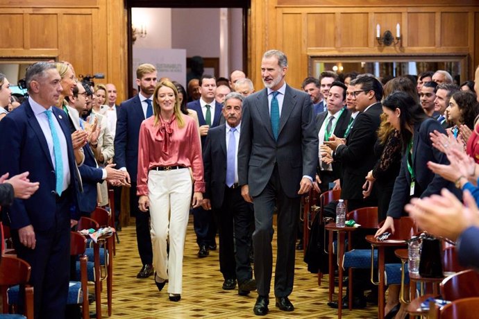 El Rey Felipe VI y la presidenta del Parlamento, Roberta Metsola, en su entrada al Global Youth Leadership Forum en el Palacio de La Magdalena en Santander