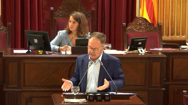 El conseller de Movilidad y Vivienda, Josep Marí, durante una intervención en el Parlament balear.