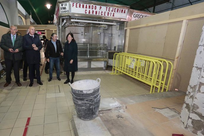 El alcalde de León, José Antonio Diez, junto con el concejal del área, Vicente Canuria, y la arquitecta municipal, Begoña Gonzalo.