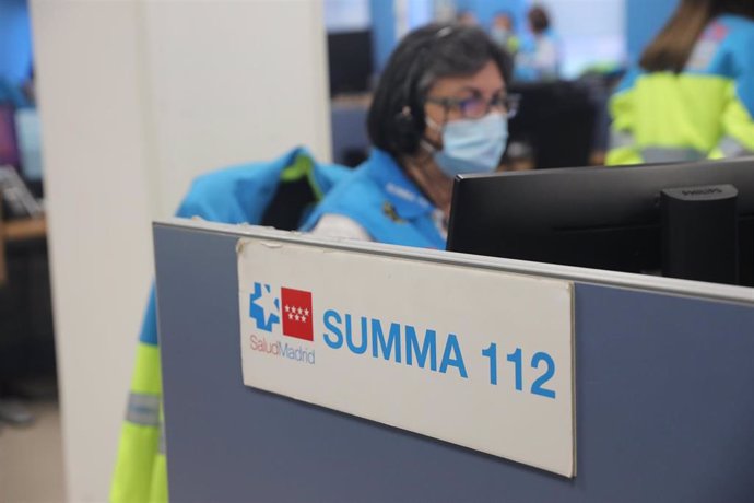 Archivo - Una trabajadora en su puesto del Centro Coordinador del SUMMA112, en la Base del SUMMA112