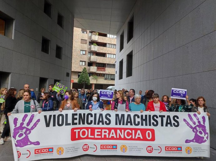 Concentración de CCOO y UGT ante los juzgados de Oviedo contra las violencias machistas