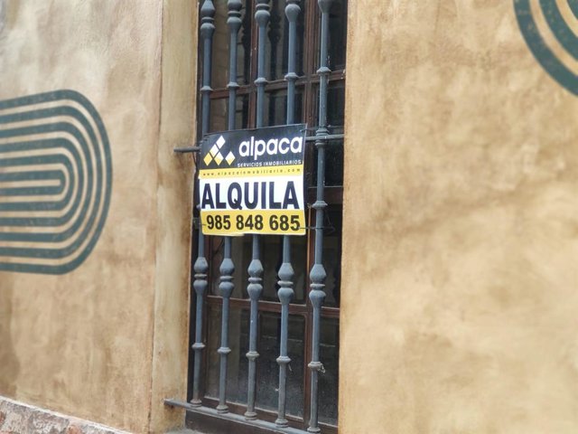 Archivo - Imatge d'arxiu d'un cartell en un habitatge en lloguer