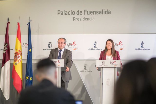 El consejero de Hacienda y Administraciones Públicas, Juan Alfonso Ruiz Molina,  y la de Bienestar Social, Bárbara García.