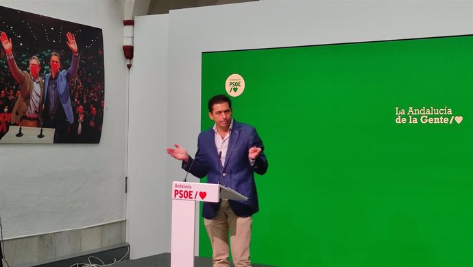 El parlamentario del PSOE-A Rafael Márquez, en rueda de prensa en la sede del PSOE-A.