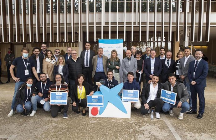 Archivo - Organizadores y finalistas de la edición anterior del Premio en el que offUgo fue ganador de Baleares